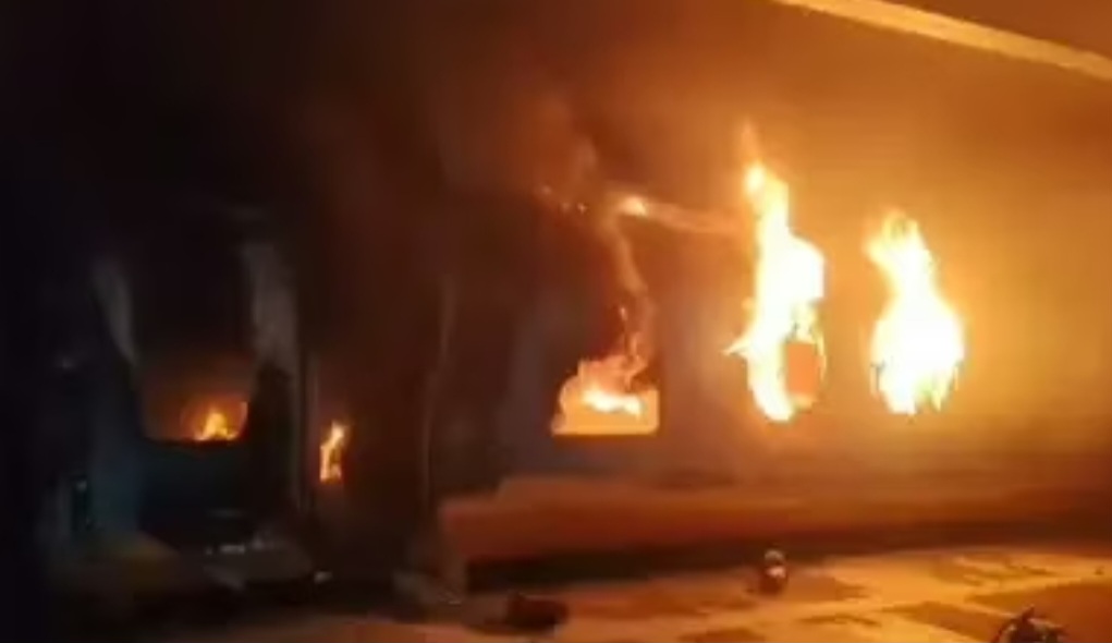 बड़ा रेल हादसा – टाटानगर–एर्नाकुलम एक्सप्रेस के दो कोचों में आग, एक यात्री की मौत ,अन्य घायल सामान जलकर राख