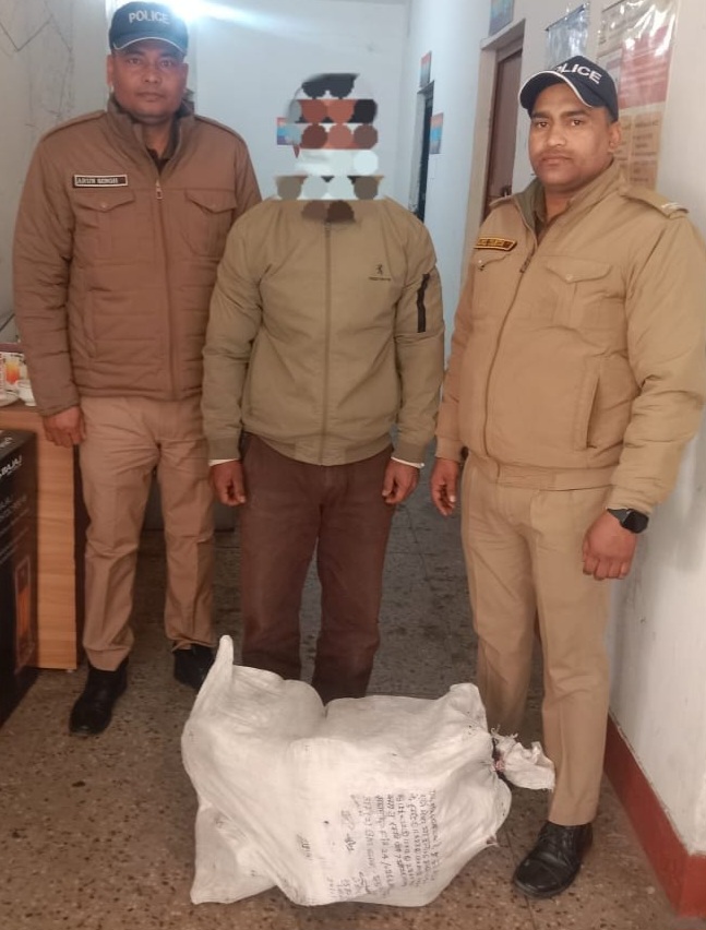 नैनीताल पुलिस की बड़ी कार्रवाई – शातिर चंदन चोर गिरफ्तार, चोरी की कीमती  लकड़ी समेत मोटरसाईकिल बरामद