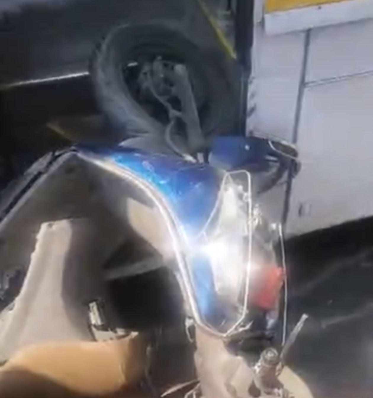 काठगोदाम  नैनीताल हाईवे पर दर्दनाक हादसा – रॉन्ग साइड निकली रोडवेज बस ने दो टूरिस्ट युवकों को रौंदा, हालत गंभीर