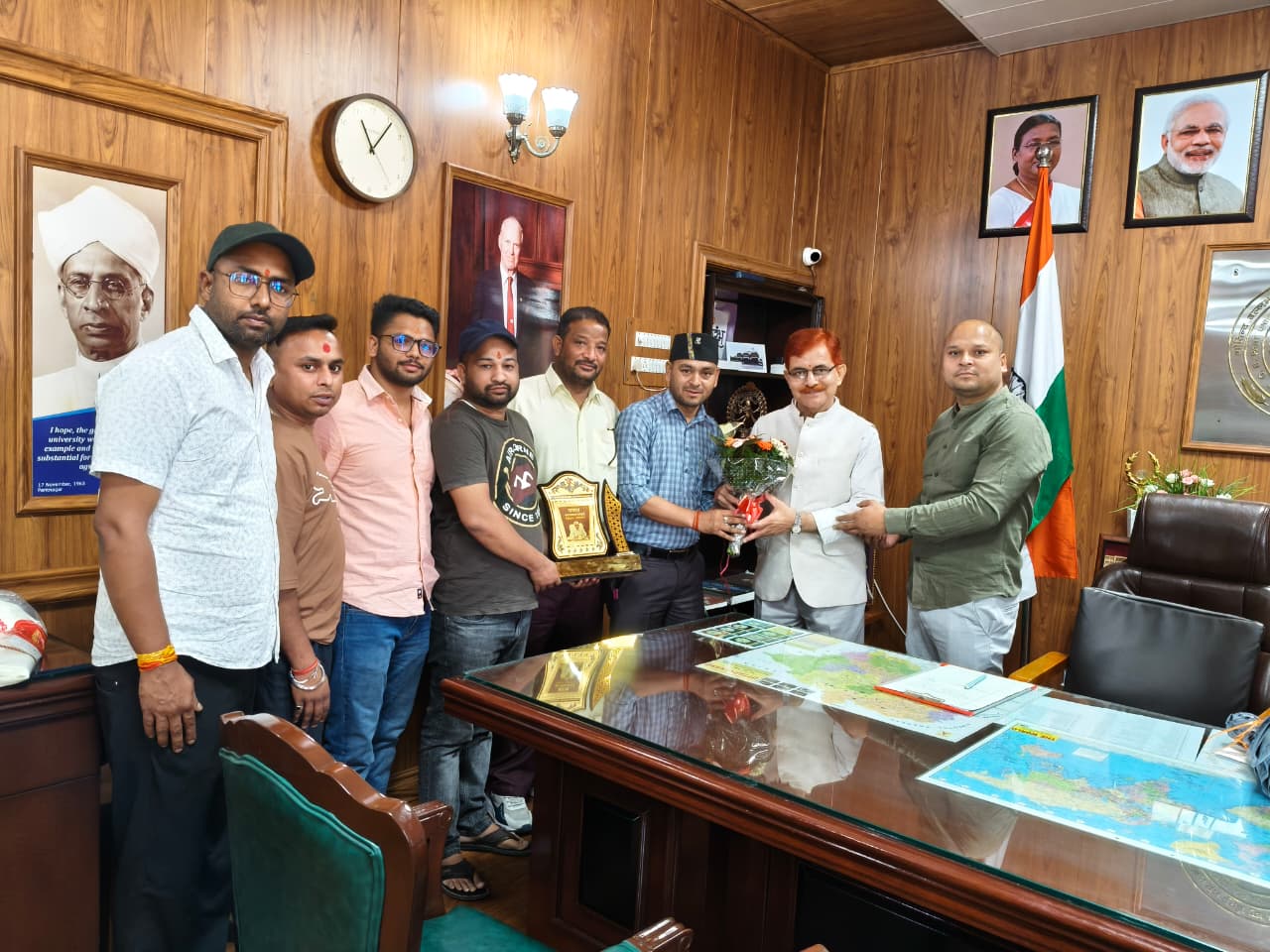 नवनियुक्त कुलपति प्रो. शिवेंद्र कुमार कश्यप से मिले लालकुआं नगर पंचायत अध्यक्ष सुरेंद्र लोटनी, दी शुभकामनाएं -किया सम्मानित