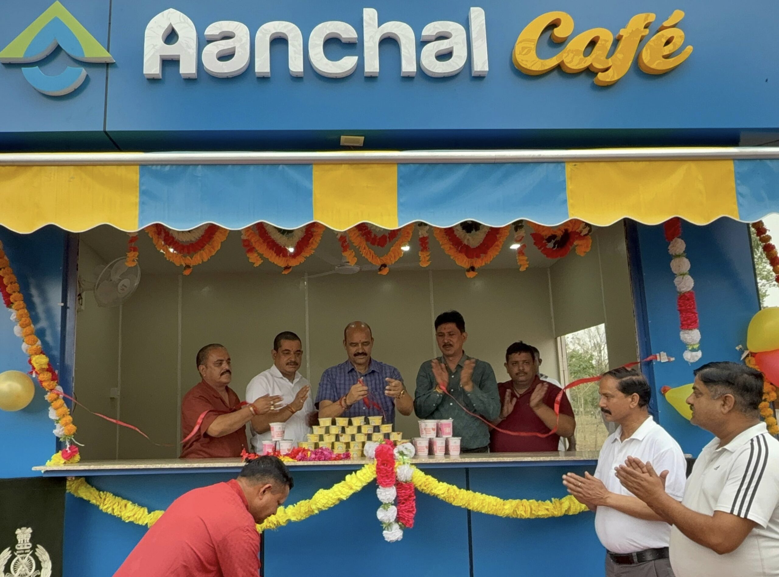 लालकुआं। 34वीं बटालियन आईटीबीपी में खुला आंचल मिल्क पार्लर, जवानों को मिलेंगे शुद्ध दुग्ध उत्पाद कमांडेंट अनिल सिंह बिष्ट व मुकेश बोरा ने किया आंचल मिल्क पार्लर कैफे का शुभारंभ