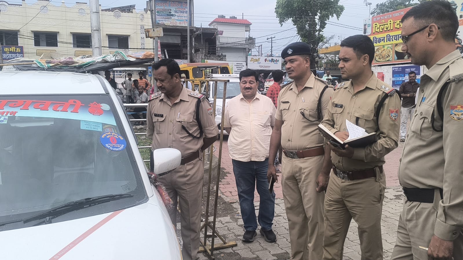 (ब्रेकिंग न्यूज)  लालकुआं  टैक्सी स्टैंड में खड़ी गाड़ी बनी रहस्य, चालक का शव मिलने से मचा हड़कंप