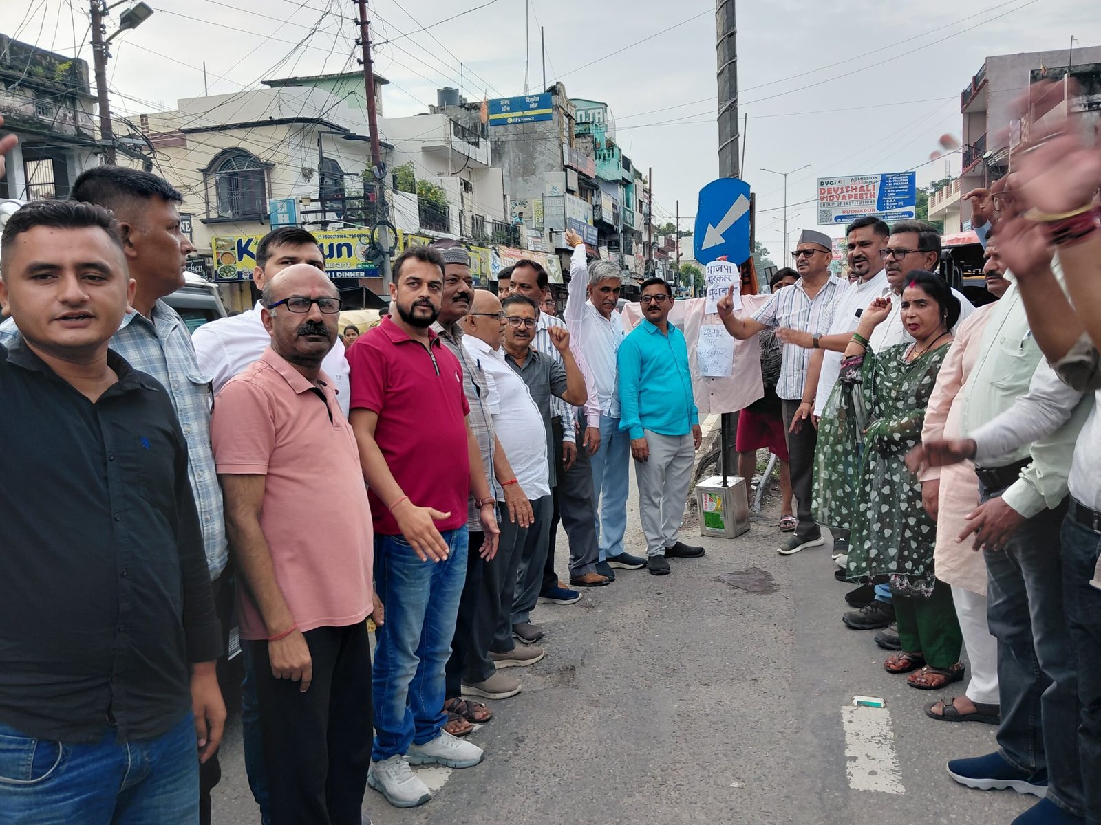लालकुआं नगर कांग्रेस कार्यकर्ताओं ने बढ़ती महंगाई के विरोध में फूंका भाजपा सरकार का पुतला